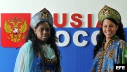 Modelos cubanas posan vestidas con trajes típicos rusos en la XX Feria Internacional del Turismo, FITCUBA 2010.