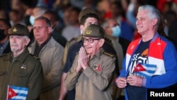 Dirigentes cubanos, (de izq. a der.) Ramiro Valdés, Raúl Castro y Miguel Díaz-Canel, fotografiados en un acto el 27 de enero de 2023. REUTERS/Yander Zamora