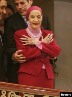 Alicia alonso saluda al público durante el discurso del expresidente de EEUU, Barack Obama, en el Gran Teatro de La Habana.