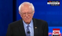 El gesto del senador Sanders al escuchar que el presentador cita una critica que se refería a Fidel Castro como un "dictador asesino".