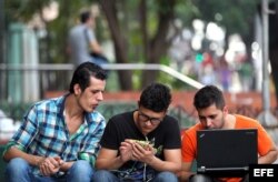 Jóvenes se conectan a Internet en zona WiFi (Archivo)