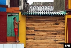 n hombre asegura un portón en su vivienda hoy, martes 04 de octubre, en la ciudad de Baracoa, en Guantánamo.