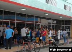 Compradores hacen largas filas frente a una TRD en Sancti Spiritus.