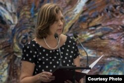 Josefina Vidal hace el juramento a nombre de los nuevos embajadores, en julio del 2017.