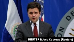 Ricardo Zúñiga, Enviado Especial del Departamento de Estado para el Triángulo Norte, durante una conferencia de prensa. REUTERS/Jose Cabezas.