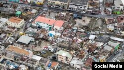 "Saint Marteen fuertemente golpeada por Irma" dice el pie de esta foto áerea tuiteada por la Marina Real Holandesa. 