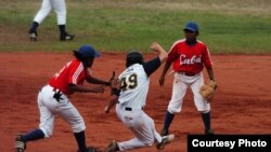 Juego de pelota de béisbol femenino