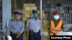 Policías realizan vigilancia en las calles de La Habana, con protección sanitaria. (Adalberto Roque / AFP).