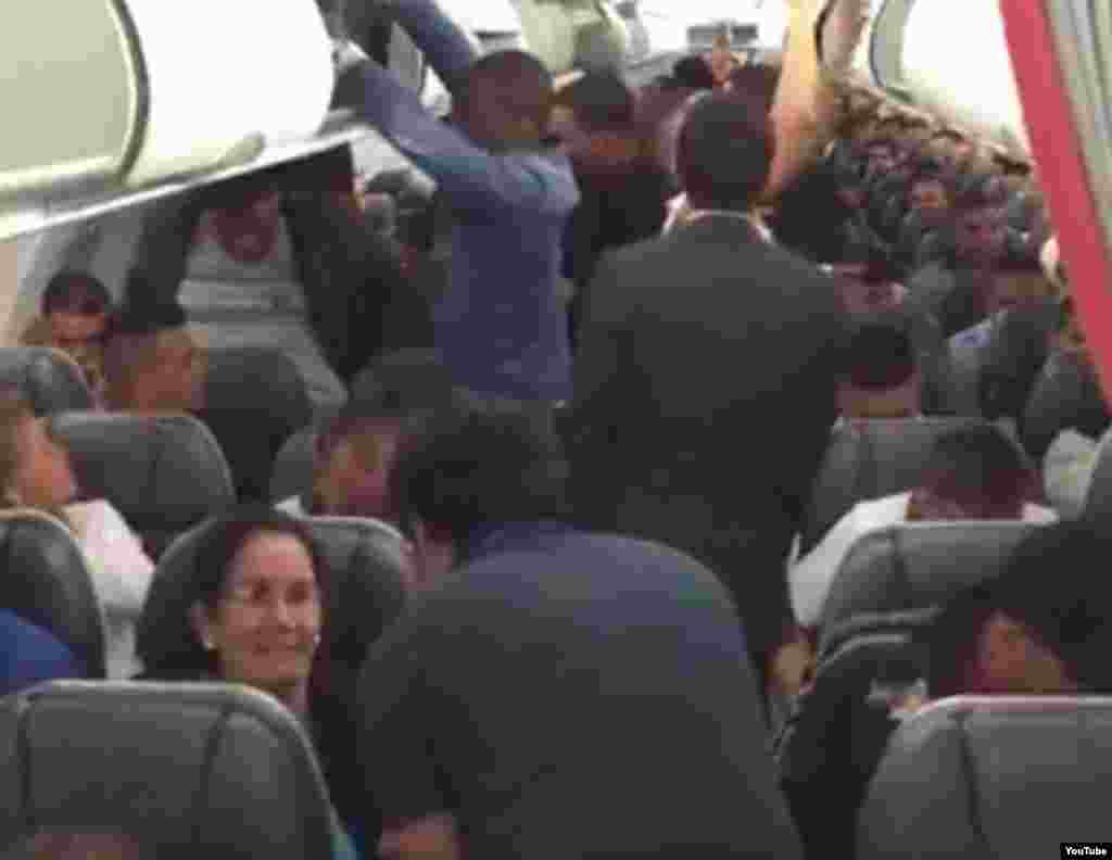 Primer grupo de cubanos que partió ayer desde Costa Rica esperan la salida del avión que los llevaría a El Salvador.