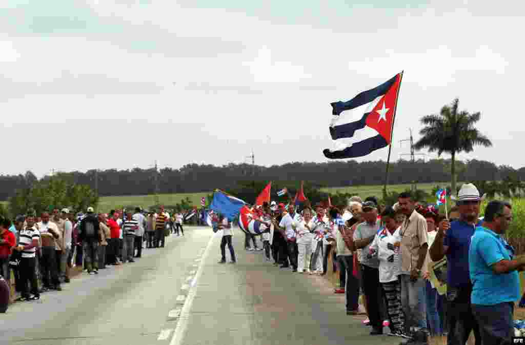 Miles de cubanos esperan el paso de la caravana con las cenizas del fallecido líder de la revolución cubana Fidel Castro hoy, jueves 1 de diciembre de 2016, en las afueras del pueblo de Jatibonico, en la provincia de Sancti Spiritus (Cuba). La caravana, q