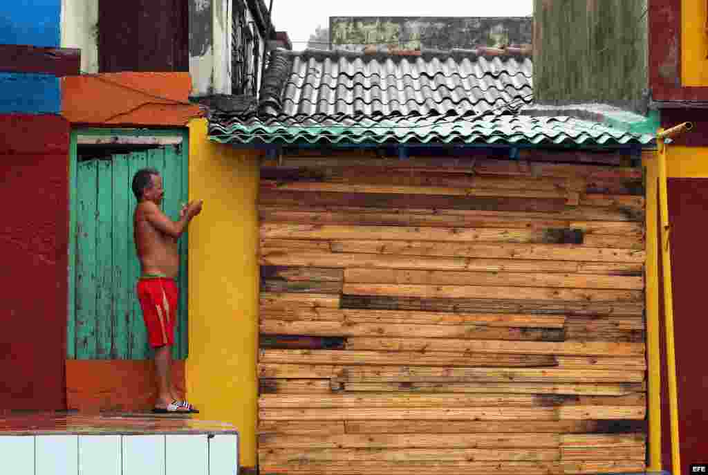 n hombre asegura un portón en su vivienda hoy, martes 04 de octubre, en la ciudad de Baracoa, en Guantánamo.