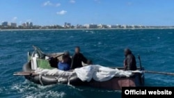 Un grupo de cinco cubanos que navegaron durante 16 días en una balsa improvisada hasta llegar a las costas de Estados Unidos. (Foto: Distrito 7 de la Guardia Costera)