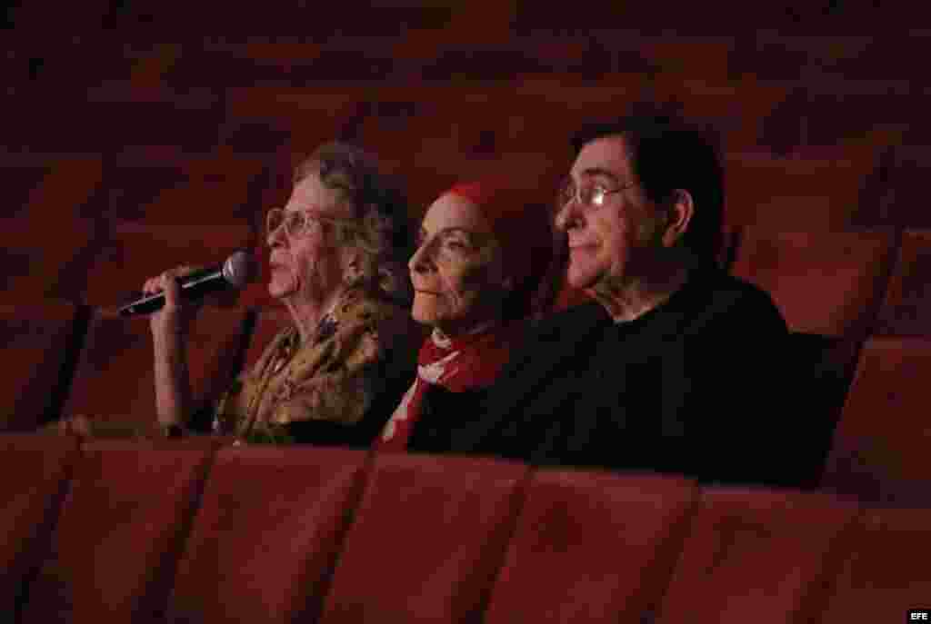 La bailarina cubana Alicia Alonso, y su esposo y director del Ballet Nacional de Cuba, Pedro Simón Martínez (dcha), y la directora, María Helena Llorente, observan un ensayo.