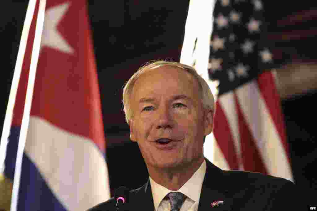 El gobernador de Arkansas, el republicano Asa Hutchinson, pronuncia un discurso en La Habana. EFE