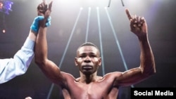 Una imagen de redes sociales en la que aparece Guillermo Rigondeaux al ser declarado campeón.