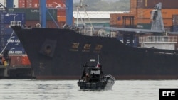 Vista del barco norcoreano Chong Chon Gang que transportaba armas de guerra cubanas. 