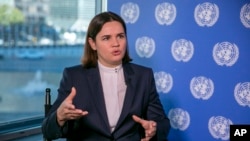 La líder exiliada del movimiento democrático bielorruso de oposición, Sviatlana Tsikhanouskaya, se encuentra en Nueva York el viernes 23 de septiembre de 2022 para la Asamblea General de las Naciones Unidas. (Foto AP/Ted Shaffrey)