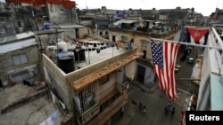 Banderas de Cuba y EEUU cuelgan en un balcón de La Habana.