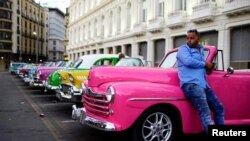 Foto Archivo. Almendrones en La Habana en espera de ser rentados por turistas. (REUTERS/Alexandre Meneghini/Archivo)