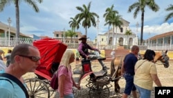 Norelvis Vegas espera por clientes en Trinidad, Sancti Spíritus, el 21 de junio de 2023. (Adalberto Roque/AFP).