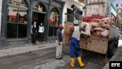  El sistema de doble moneda irrita a muchos cubanos, que reciben un salario en pesos pero deben comprar el aceite o la pasta de dientes en CUC, una moneda 25 veces más fuerte.