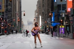 CORONAVIRUSEl artista callejero Robert John Burck posa para una fotografía en Times Square de Nueva York. (AP Foto/Mark Lennihan)