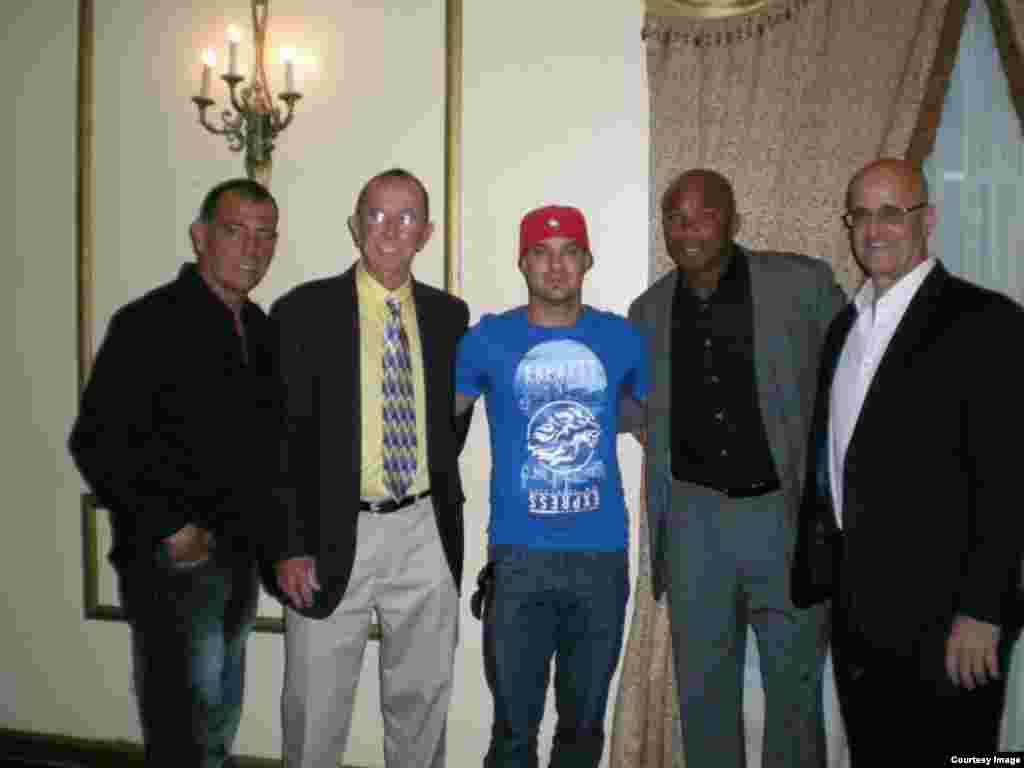 William Pérez (al centro) y a izq René Arocha, Manuel Hurtado, a la derecha, El Duque Hernández y Angel Leocadio Díaz.&nbsp;Cortesía de Glorias del béisbol cubano.