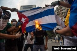 Opositores venezolanos queman bandera cubana en Caracas, el 8 de marzo de 2014.