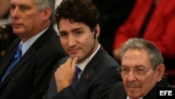 Raúl Castro (d) junto al primer ministro de Canadá Justin Trudeau (c) y el vicepresidente de Cuba, Miguel Díaz-Canel.