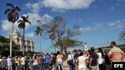 Cientos de cubanos hacen cola en el consulado de España en La Habana para solicitar la nacionalidad española.