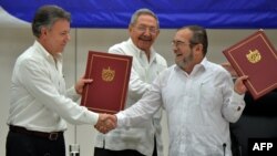 Juan Manuel Santos, Timoleon Jiménez, "Timochenko" junto a Raúl Castro tras firmar el acuerdo de Paz en La Habana en el 2016.President Raul Castro (C