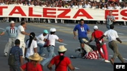 Daniel Llorente es detenido cuando desfila con bandera de EEUU por la Plaza José Martí