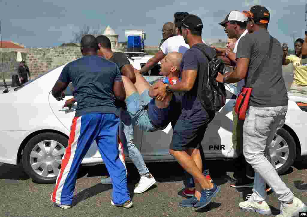 El científico cubano y activista gay Ariel Ruiz Urquiola detenido durante la marcha LGBTI el sábado 11 de mayo.