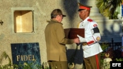 Raúl Castro coloca en la tumba la urna con las cenizas de Fidel Castro, en el cementerio Santa Ifigenia.