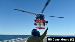 Tripulantes del buque Stone preparan aterrizaje de un helicóptero MH-60 Jayhawk en la costa de la Florida el 27 de diciembre, 2020. (Foto del oficial John Hightower).