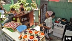 El 13% de los cuentapropistas son elaboradores-vendedores de alimentos. En la foto, la cafetería de una "cuentapropista" en La Habana.