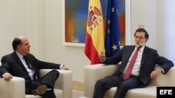 El presidente del Gobierno, Mariano Rajoy (d), durante la reunión que ha mantenido con el presidente de la Asamblea Nacional de Venezuela, Julio Borges (c), esta mañana en el Palacio de La Moncloa. EFE/Mariscal