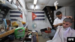 Un barbero trabaja en un local privado en La Habana.