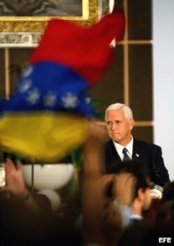 Pence habla a la comunidad venezolana en la iglesia Nuestra Señora de Guadalupe, en Doral, sur de Florida.