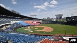 Un juego de béisol en un estadio de Seúl, vacío por la pandemia de coronavirus. (Jung Yeon-je/AFP)