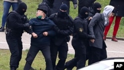 Arrestos de manifestantes en Minsk el 15 de noviembre de 2020. (AP Photo).