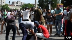 Un manifestante es arrestado el 11 de julio de 2021 en La Habana. (Yamil Lage/AFP).