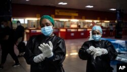 Trabajadores de la salud realizarán PCR a viajeros en el Aeropuerto de La Habana. 