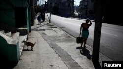 Foto Archivo. La silueta de una mujer en una calle de Cuba. REUTERS/Tomas Bravo