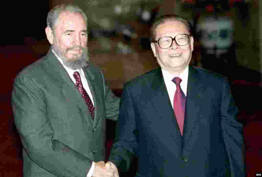 El presidente chino, Jiang Zemin da la bienvenida a Fidel Castro en Pekín.