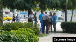 Policías pidiendo identificación en el Parque Central. Si son “ilegales”, son deportados de inmediato. (Foto Cubanet)