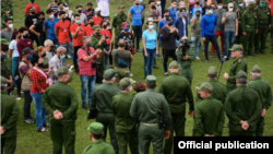 Díaz-Canel rodeado de militares en el Día de la Defensa.