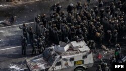 Miembros de la Guardia Nacional Bolivariana (GNB) se enfrentan a manifestantes opositores el 27 de mayo de 2017, en Caracas.