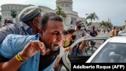 Un hombre es arrestado durante las protestas del 11J en La Habana. (ADALBERTO ROQUE / AFP).