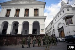 Las fuerzas de seguridad hacen guardia afuera del Palacio de Carondelet en Quito el 10 de enero de 2024, mientras Ecuador permanece en estado de emergencia luego de la fuga de prisión de un peligroso jefe narco.